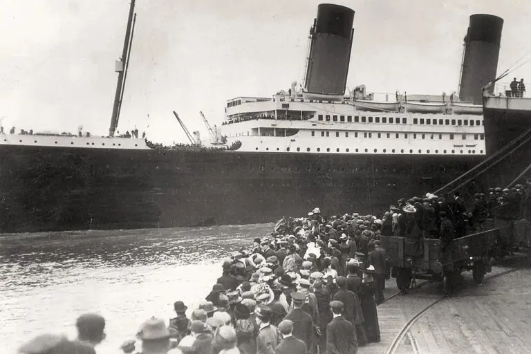Representación del Titanic en el Atlántico con contexto de latinos en el Titanic y su historia migratoria en 1912