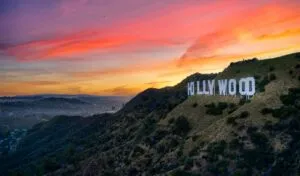 Representación latina en Hollywood con actores en set de cine en Estados Unidos y enfoque en diversidad y economía cultural