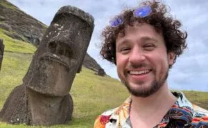 Luisito Comunica grabando contenido de viaje para YouTube, representando el crecimiento de creadores latinos.