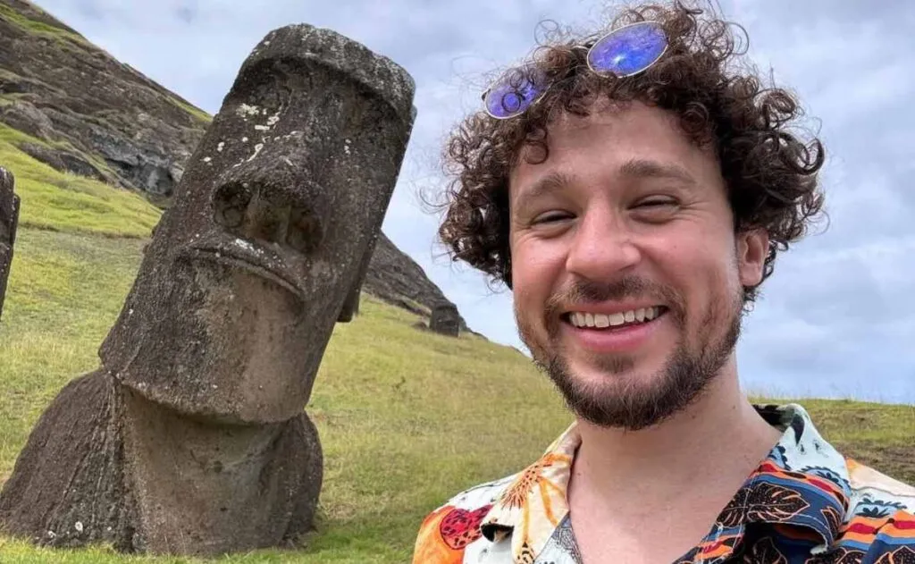 Luisito Comunica grabando contenido de viaje para YouTube, representando el crecimiento de creadores latinos.