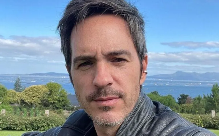 Mauricio Ochmann Tepoztlán en contexto de denuncia por conflicto inmobiliario en Morelos con paisaje de fondo