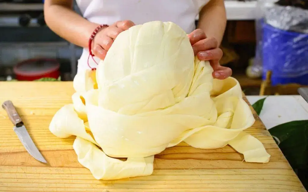 queso Oaxaca artesanal representa la gastronomía mexicana con textura única y uso en platillos tradicionales