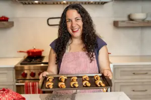Repostera latina en Nueva York elaborando alta pastelería con identidad cultural e innovación gastronómica