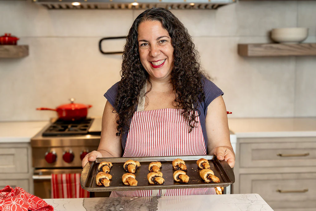 Repostera latina en Nueva York elaborando alta pastelería con identidad cultural e innovación gastronómica