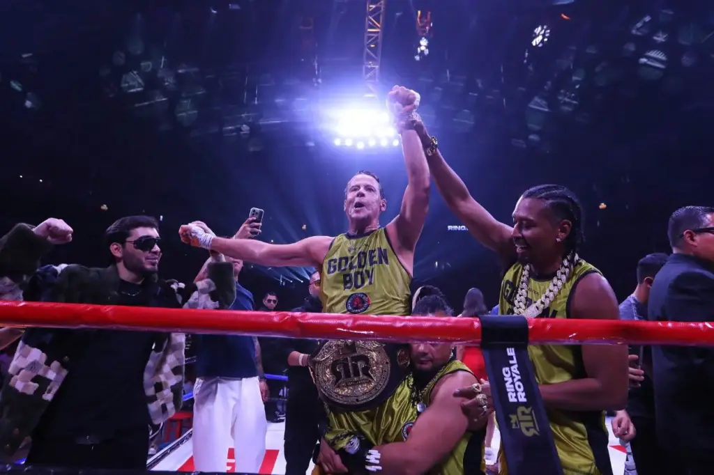 Evento Ring Royale con combate en vivo, luces, audiencia y transmisión digital que refleja el auge del entretenimiento deportivo global