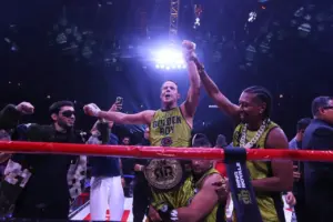 Evento Ring Royale con combate en vivo, luces, audiencia y transmisión digital que refleja el auge del entretenimiento deportivo global