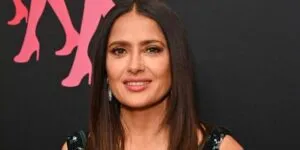 Salma Hayek y Kelly Clarkson conversando en un talk show estadounidense sobre carrera y presión en Hollywood.