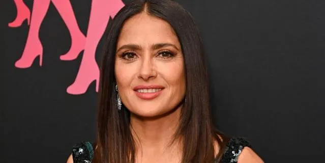 Salma Hayek y Kelly Clarkson conversando en un talk show estadounidense sobre carrera y presión en Hollywood.