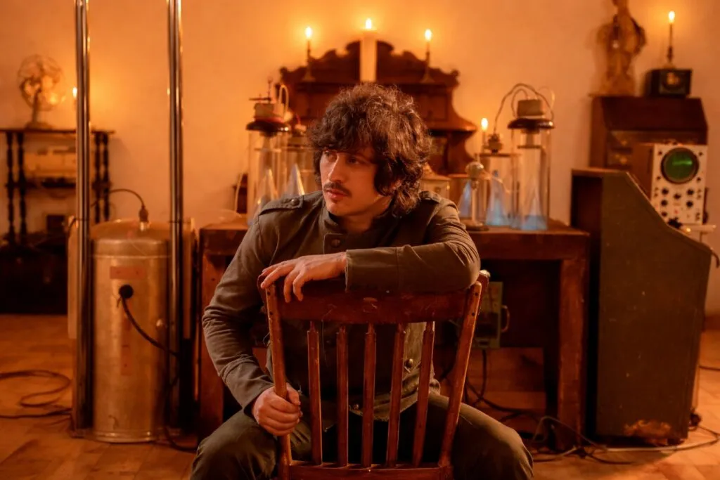 Siddhartha Escápate Conmigo fusiona ritmos latinos y alternativos en la música mexicana actual