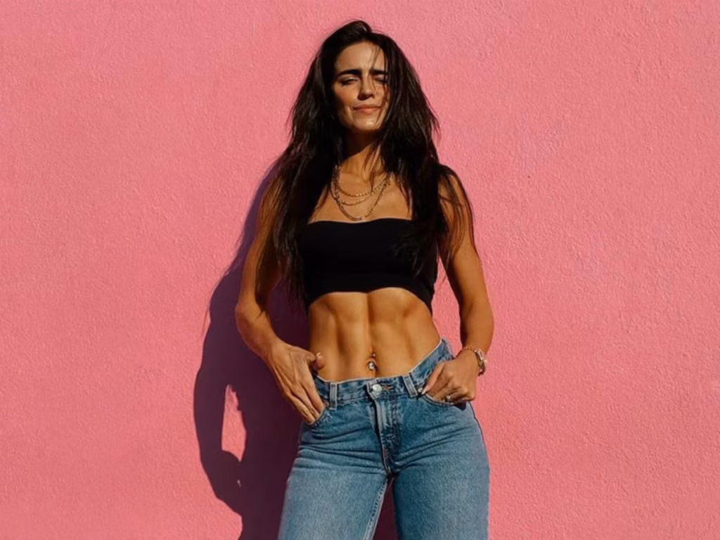 Bárbara de Regil Supernova Génesis en ambiente de boxeo con luces y escenario previo a posible pelea