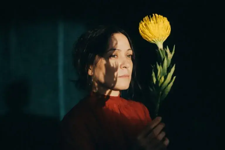 Natalia Lafourcade Bogotá concierto 2026 con público y escenario iluminado en evento de música latina en vivo