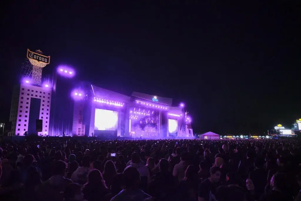 Escenario iluminado del Corona Capital en CDMX durante la expectativa por el lineup Corona Capital 2026 y rumores de artistas internacionales