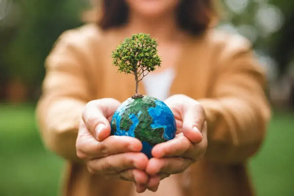 Energías renovables Latinoamérica y cuidado ambiental con representación del planeta en manos humanas