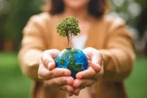 Energías renovables Latinoamérica y cuidado ambiental con representación del planeta en manos humanas