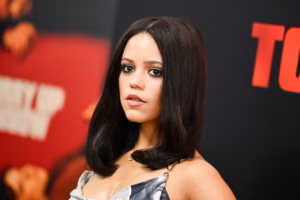 enna Ortega scream queen latina en alfombra roja representando el cine de terror en Hollywood