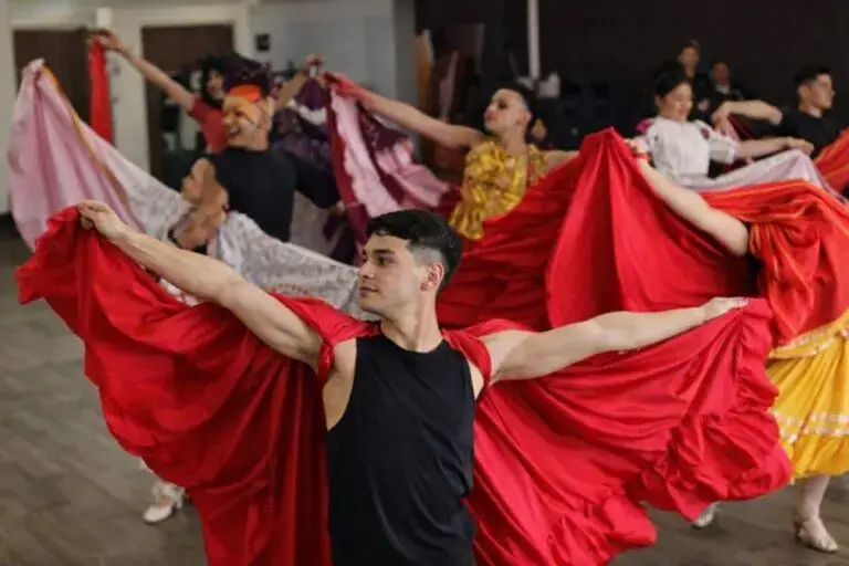 México de colores celebra 15 años con danza folclórica LGBT e inclusión cultural en México