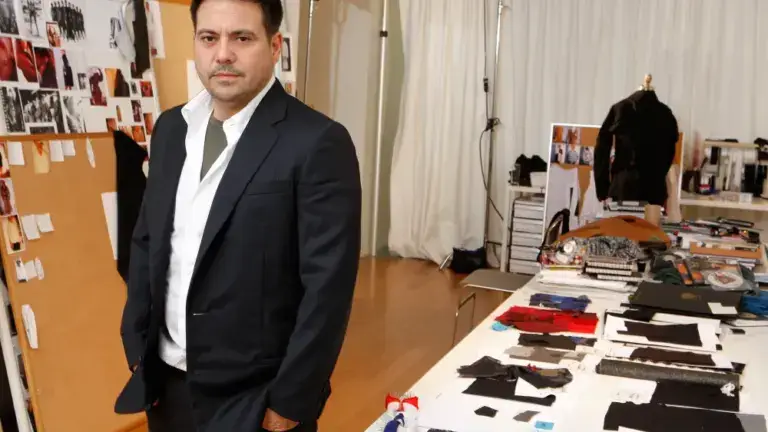 Narciso Rodríguez diseñador en estudio de moda creando piezas icónicas de lujo minimalista