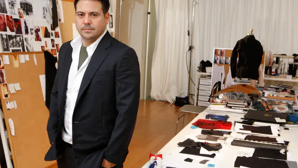 Narciso Rodríguez diseñador en estudio de moda creando piezas icónicas de lujo minimalista