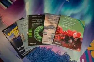 Libros educativos de Pearson organizados sobre mesa con fondo colorido durante evento en Ciudad de México