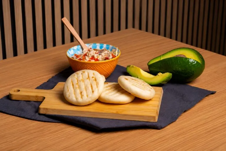 Arepa tradicional colombiana vinculada al debate sobre patrimonio nacional y cultura gastronómica en América Latina