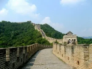 Corredores rarámuris participan en el Maratón de la Gran Muralla China con vestimenta tradicional