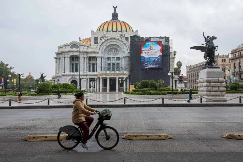 Activistas de Greenpeace Bellas Artes desplegando una lona durante protesta ambiental en Ciudad de México