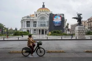 Activistas de Greenpeace Bellas Artes desplegando una lona durante protesta ambiental en Ciudad de México