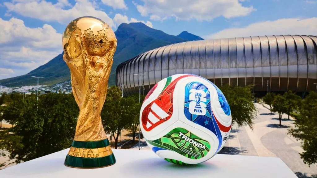 Preparativos para el Mundial 2026 en México con estadios y aficionados al futbol