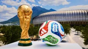 Preparativos para el Mundial 2026 en México con estadios y aficionados al futbol