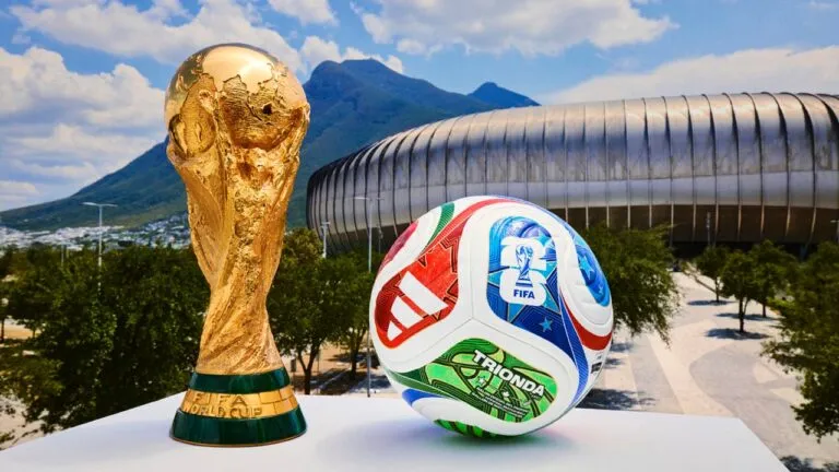 Preparativos para el Mundial 2026 en México con estadios y aficionados al futbol
