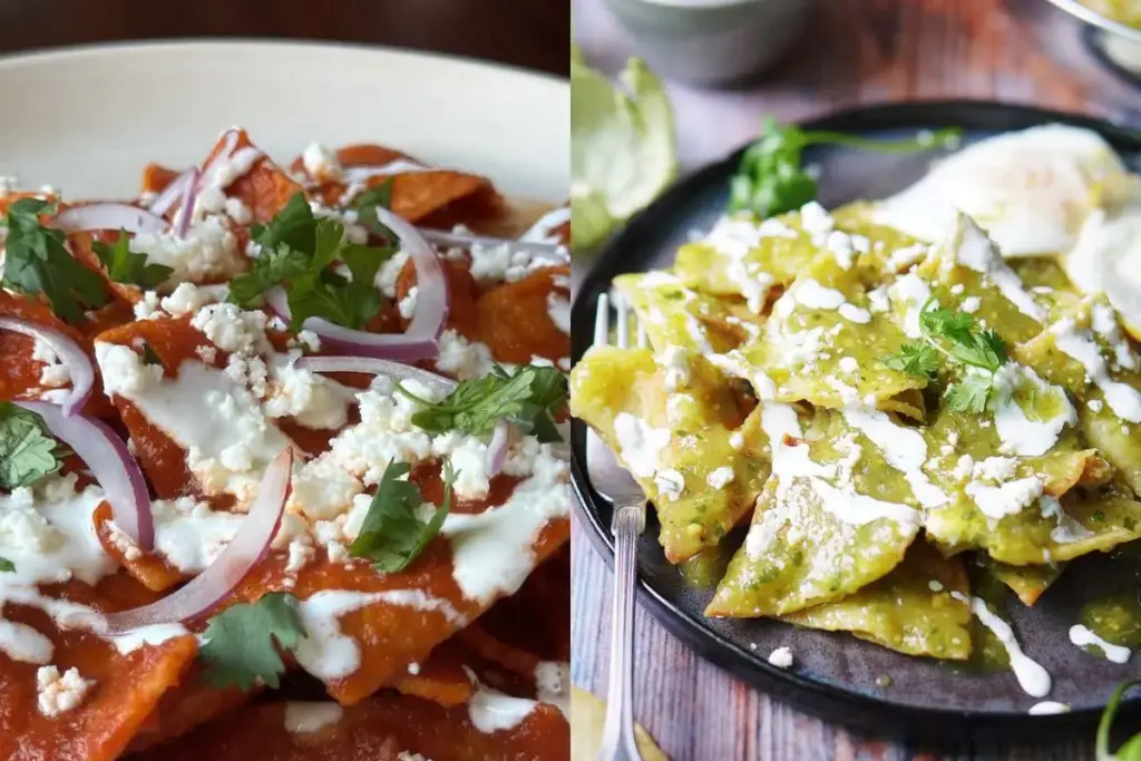 Plato dividido de chilaquiles verdes y rojos en desayuno tradicional mexicano
