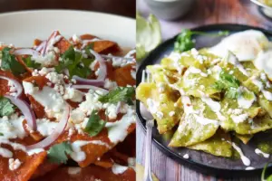 Plato dividido de chilaquiles verdes y rojos en desayuno tradicional mexicano