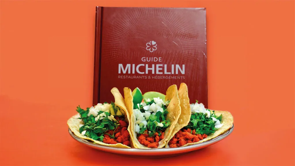 Tacos estrellas Michelin preparados con ingredientes tradicionales mexicanos y técnica de alta cocina