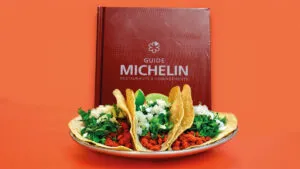 Tacos estrellas Michelin preparados con ingredientes tradicionales mexicanos y técnica de alta cocina