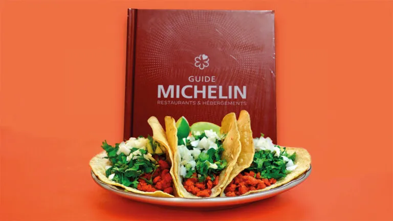 Tacos estrellas Michelin preparados con ingredientes tradicionales mexicanos y técnica de alta cocina
