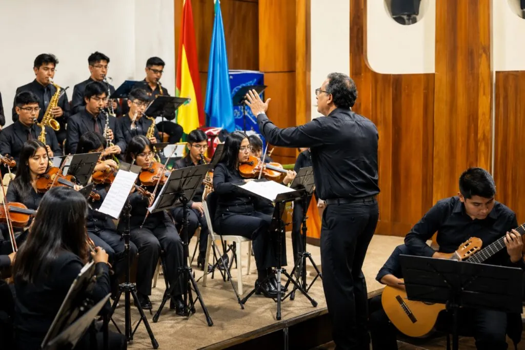 Ensamble Khuska durante concierto de cuecas bolivianas en Cochabamba con repertorio cultural boliviano