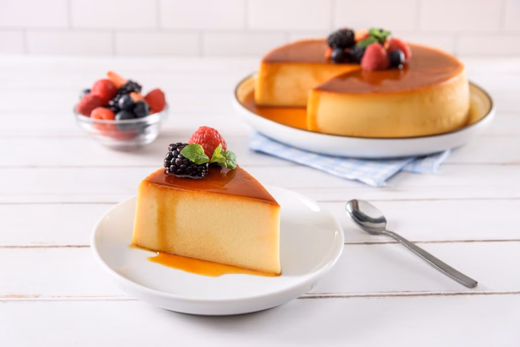 Flan postre latino con caramelo brillante servido en mesa tradicional familiar