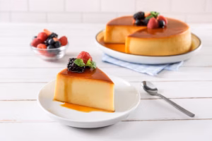 Flan postre latino con caramelo brillante servido en mesa tradicional familiar