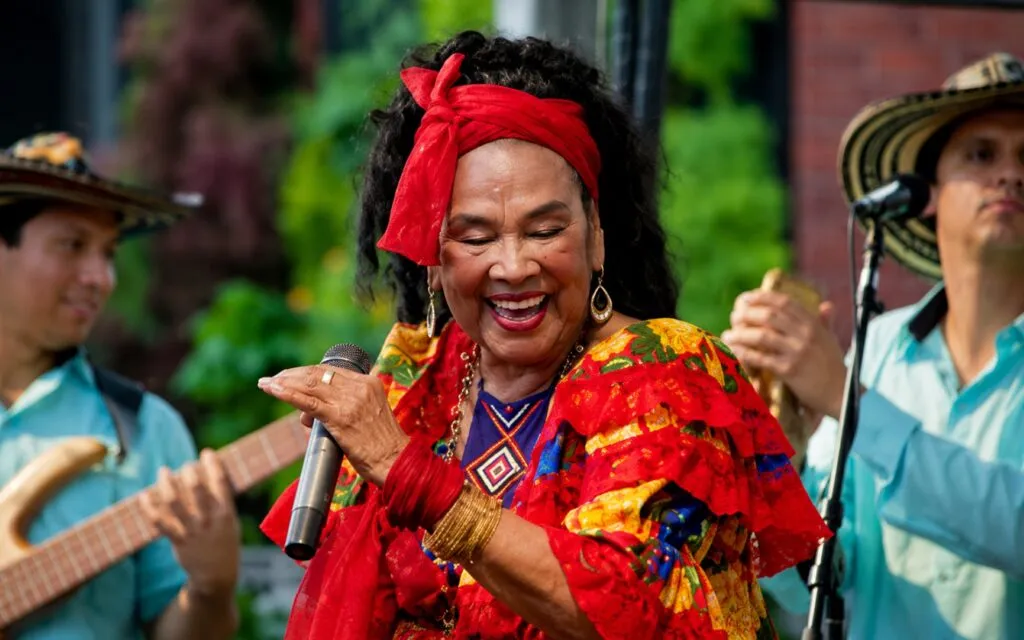 La Momposina impulsando la música tradicional de Colombia en escenarios internacionales