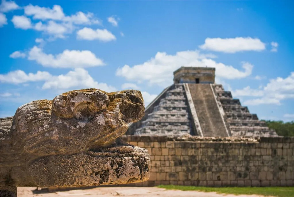 Turistas recorren sitios arqueológicos de México y Perú en destinos culturales latinoamericanos