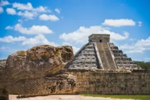 Turistas recorren sitios arqueológicos de México y Perú en destinos culturales latinoamericanos