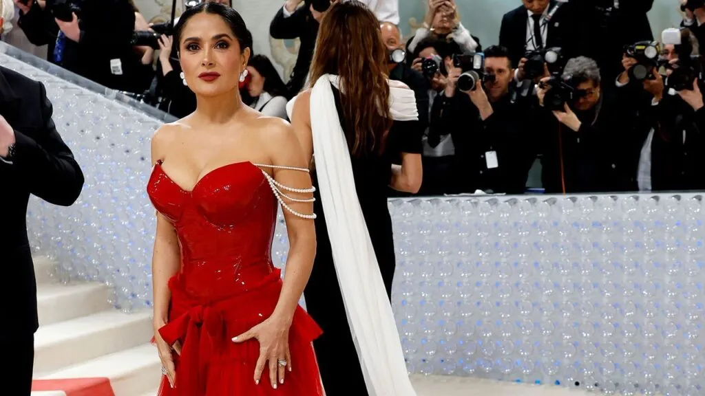 Latinos Met Gala 2026 con celebridades en alfombra roja marcando tendencias de moda internacional