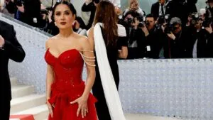 Latinos Met Gala 2026 con celebridades en alfombra roja marcando tendencias de moda internacional