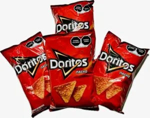 Comparación de Doritos mexicanos y estadounidenses sobre mesa de botanas