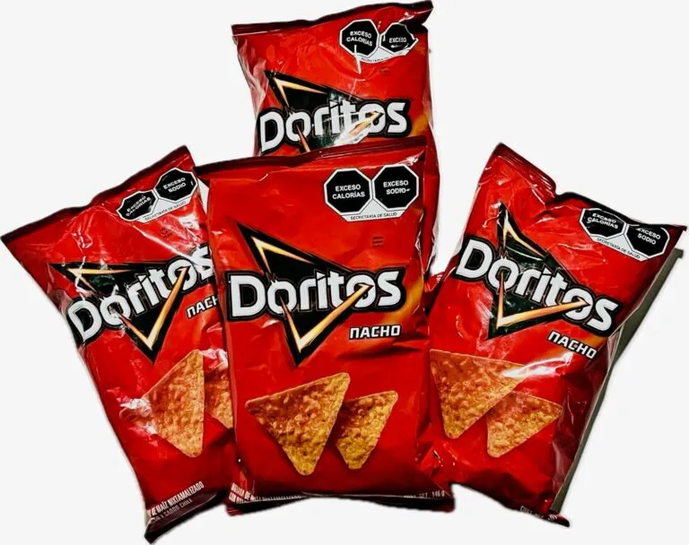 Comparación de Doritos mexicanos y estadounidenses sobre mesa de botanas