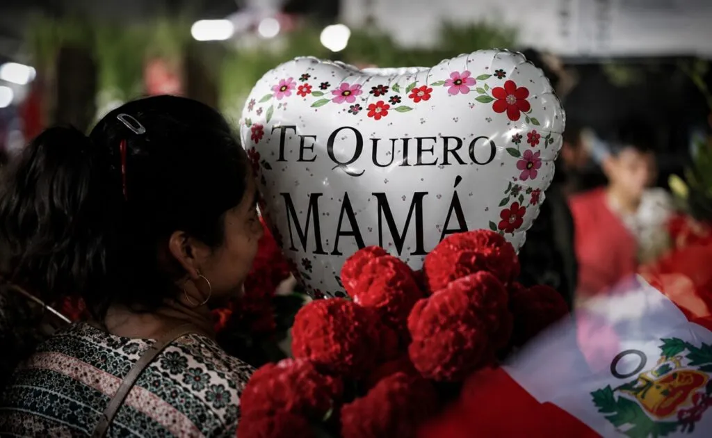 Familias celebran el Día de las Madres con reuniones y consumo en Latinoamérica