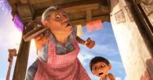 Mamás latinas compartiendo comida y tradiciones familiares dentro de un hogar latinoamericano