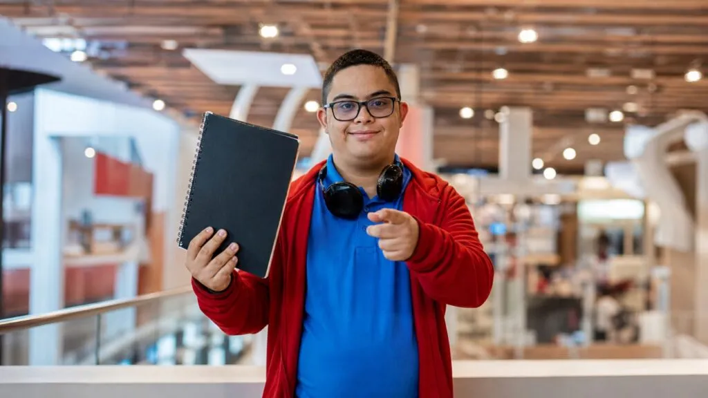 Periodista con autismo en Colombia trabajando en redacción moderna impulsando inclusión en medios latinoamericanos