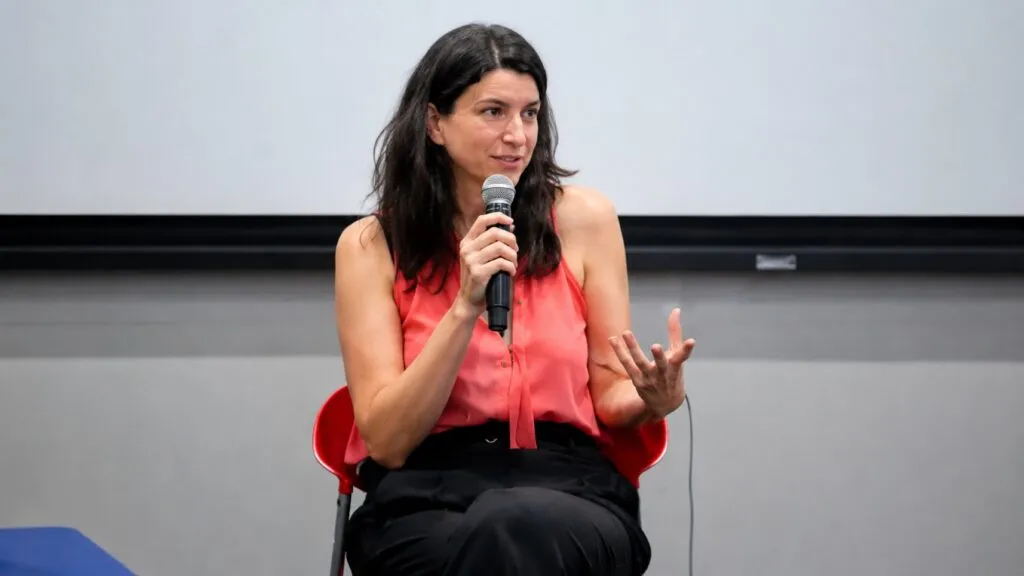 Samanta Schweblin durante un evento literario sobre literatura latinoamericana contemporánea