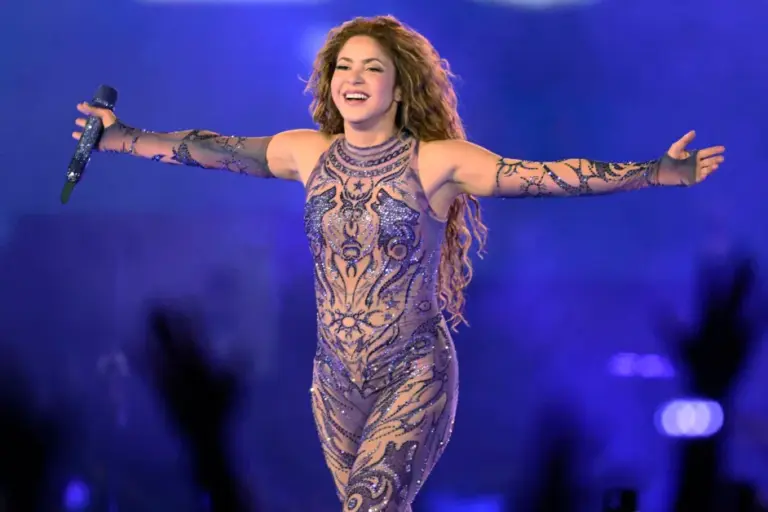 Shakira y Burna Boy interpretando Dai Dai para el Mundial 2026 en un escenario inspirado en futbol internacional